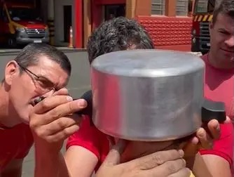menino panela presa cabeça