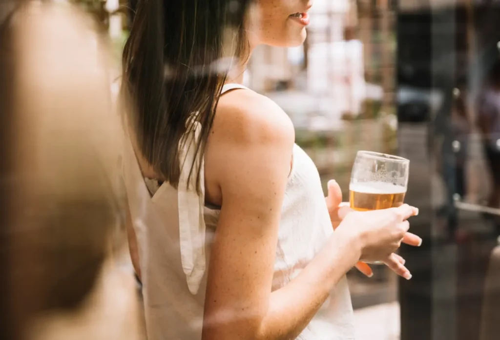 mulher bebendo cerveja
