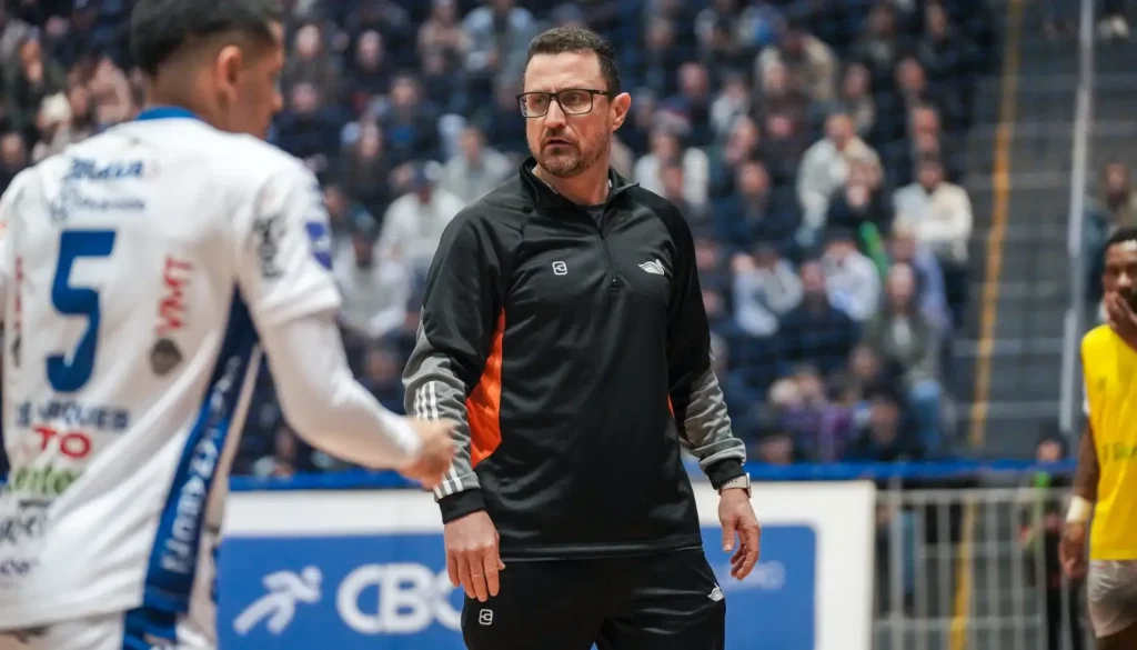 luciano bonfim técnico do pato futsal
