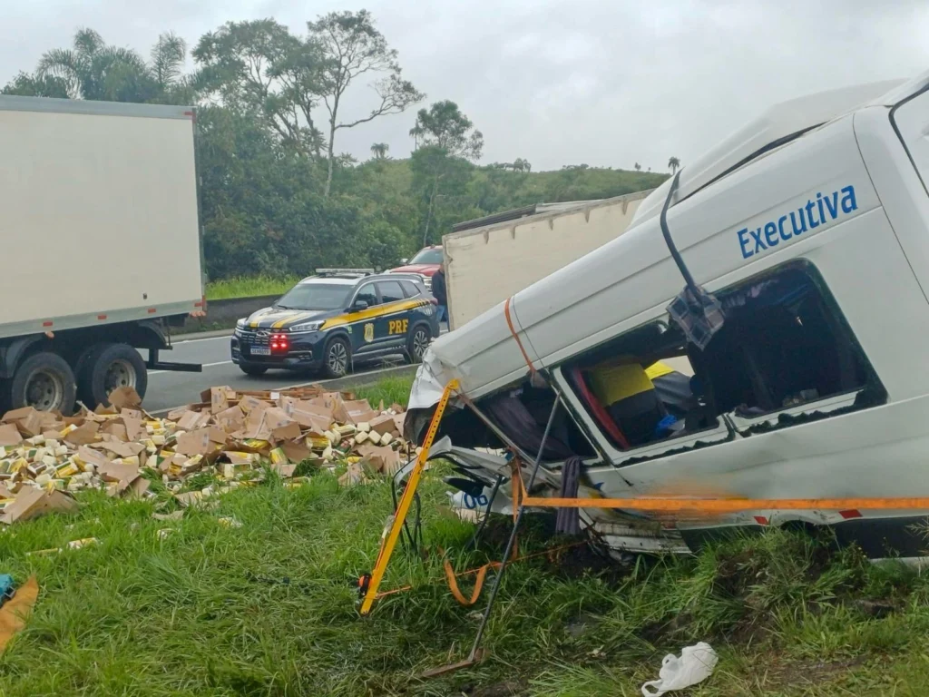 acidente caminhão van 6 mortos