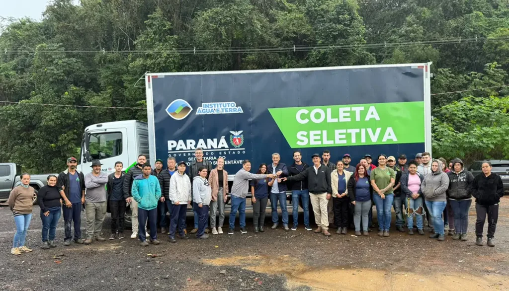 caminhão coleta seletiva dois vizinhos